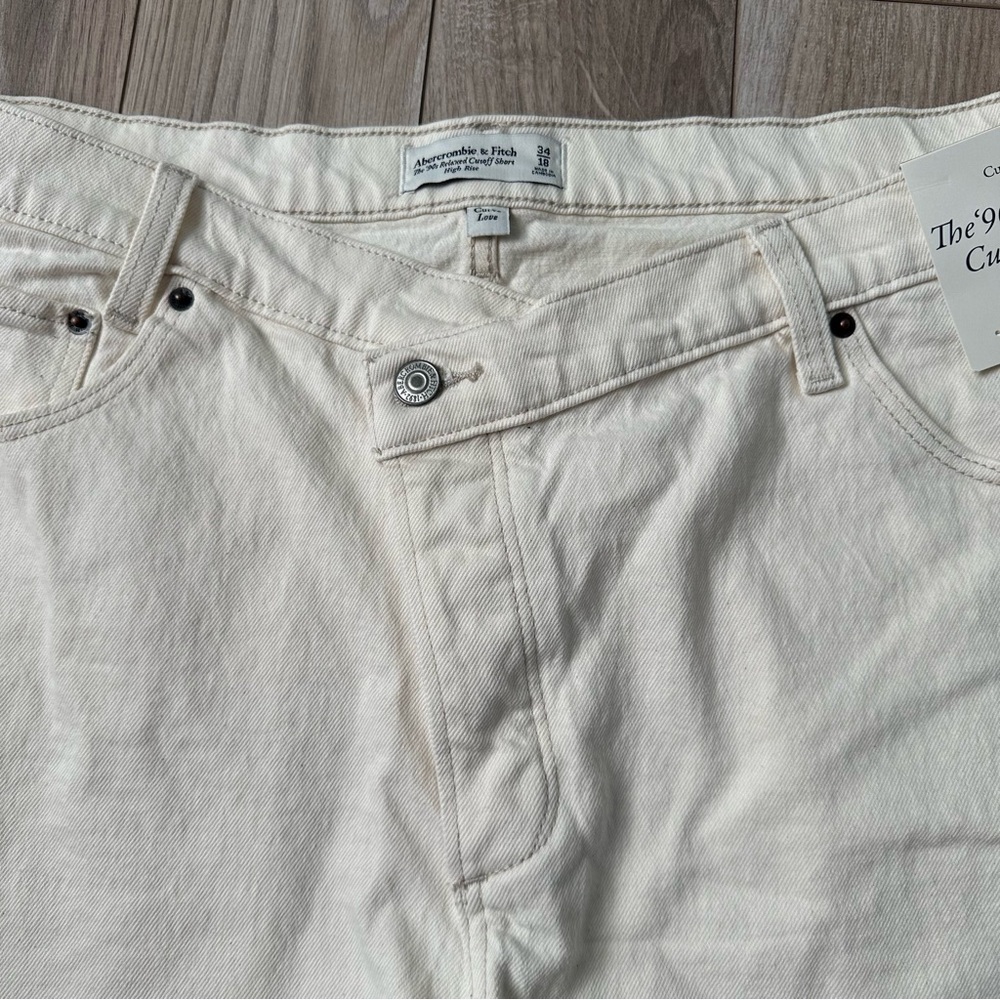 NEW Abercrombie & Fitch The 90s Relaxed Cutoff Short
High Rise size 18 cream - Picture 5 of 9